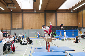 Symbolbild Turner turnt Benz Pauschenpferd