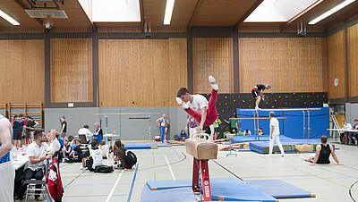 Symbolbild Turner turnt Benz Pauschenpferd