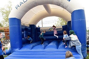 Symbolbild Radio Regenbogen Hüpfburg in der Bewegungswelt beim Landesturnfest 2022 in Lahr