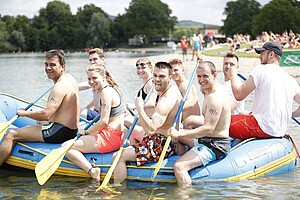Symbolbild Teilnehmer paddeln in Schlauchboot beim Besonderen Wettbewerb beim Landesturnfest 2018 in Weinheim
