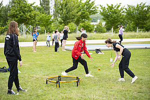 Symbolbild drei Mädchen spielen Spikeball