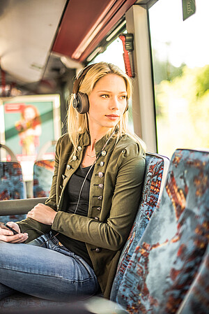Symbolbild Frau sitzt im Omnibus