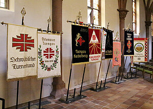 Symbolbild Fahnen werden Ausgestellt