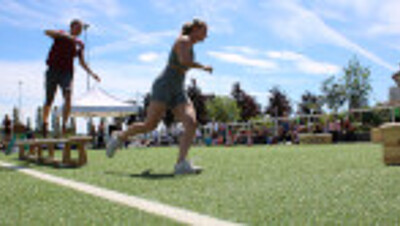 Zwei Personen beim Sport auf Sportplatz