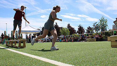 Symbolbild Zwei Personen beim Fangen spielen