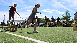 Symbolbild Zwei Personen beim Fangen spielen