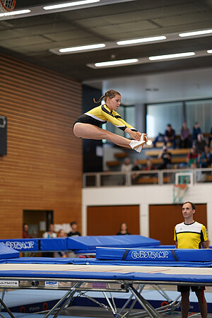 Symbolbild Turnerin turnt Eurotramp Trampolin