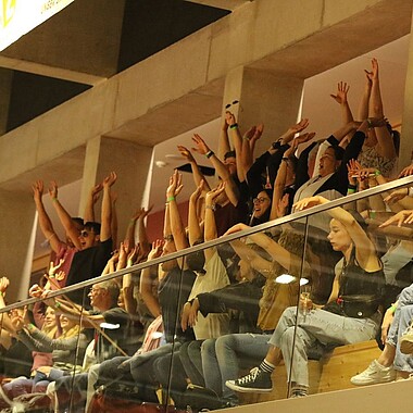 Symbolbild Zuschauer in Sporthalle machen la ola bei Landesturnfest 2022 in Lahr