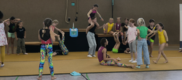 Symbolbild Akrobatik in Turnhalle