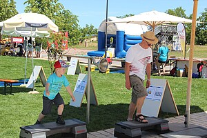 Kind und Opa auf dem Stepper